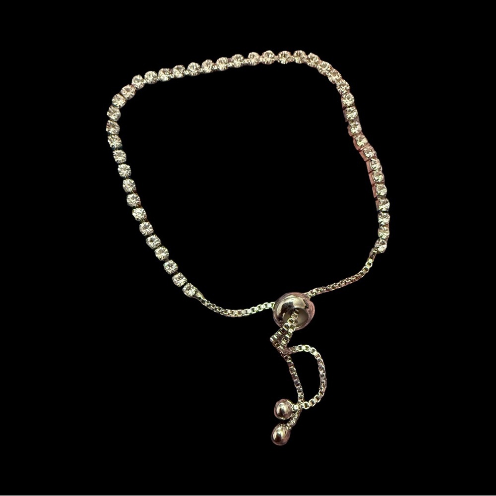 Elegant Silver Necklace with Crystal Accents